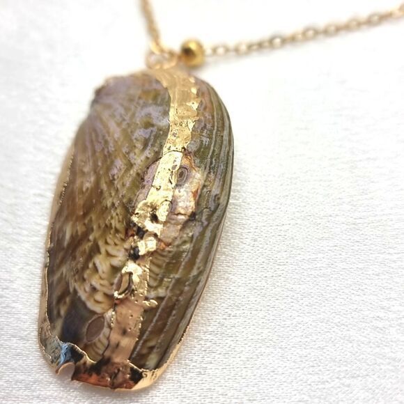 New Gold Plated Shell Pendant Necklace With Gold Beaded Chain. - Picture 3 of 7